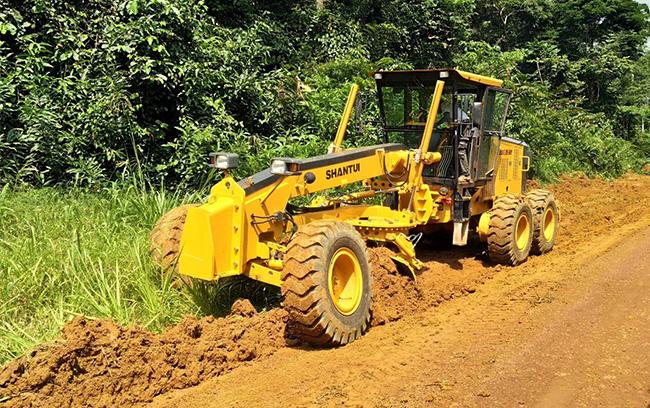 sg163平地機(jī)東南亞某伐木場(chǎng)道路施工