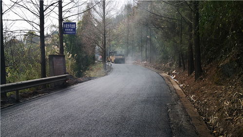 堅守施工一線 滎經(jīng)縣滎飛路路面中修工程預(yù)計春節(jié)前完工