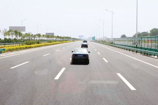 咸陽國際機(jī)場專用高速公路完成路面施工