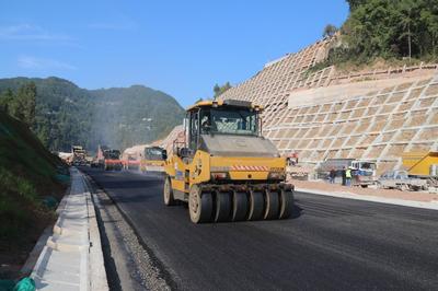 沖刺！蒼巴高速公路蒼漁段進(jìn)入瀝青攤鋪?zhàn)鳂I(yè)新階段